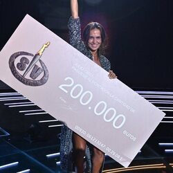 Olga Moreno, feliz con su cheque como ganadora de 'Supervivientes 2021'