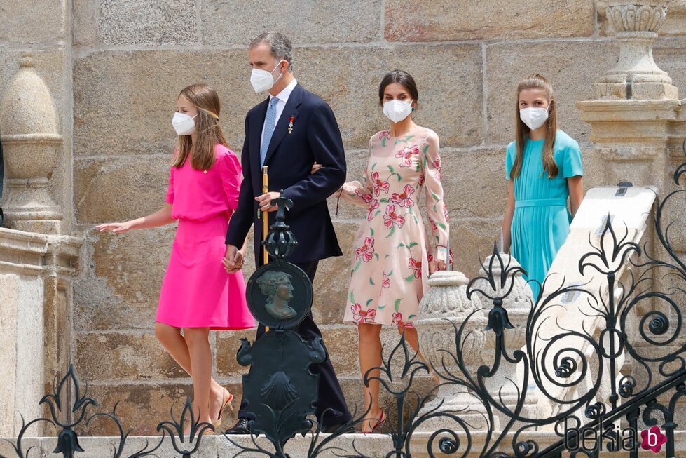 Los Reyes Felipe y Letizia, la Princesa Leonor y la Infanta Sofía saliendo de la Catedral de Santiago