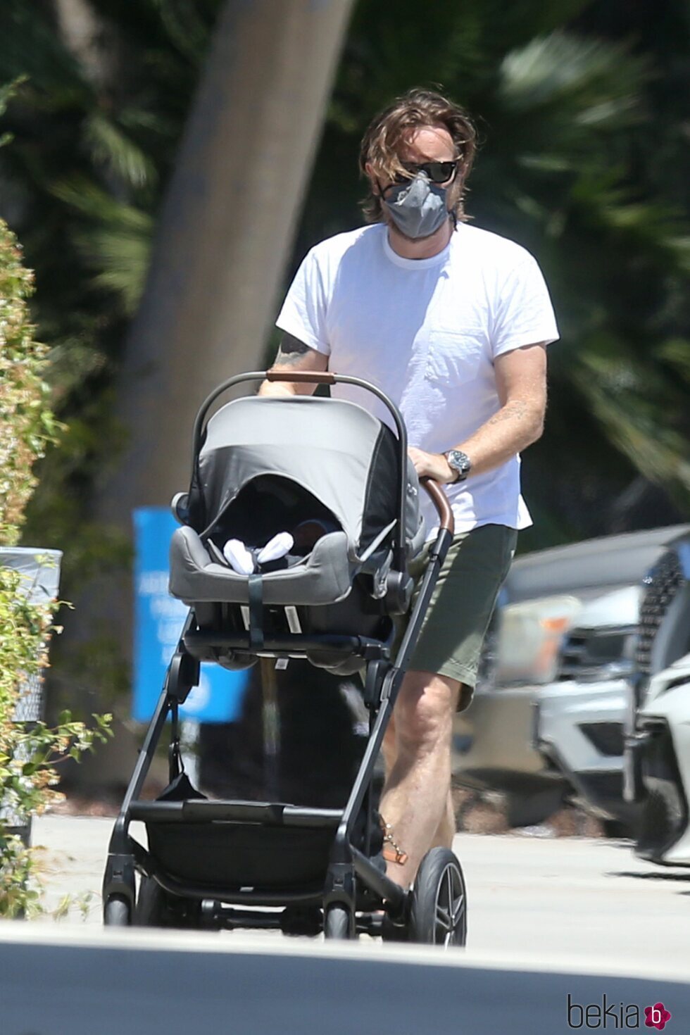 Ewan McGregor paseando con su bebé recién nacido