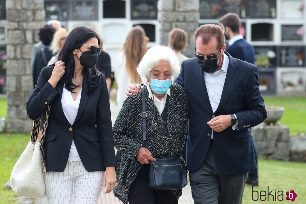 Jesús Ortiz, Ana Togores y Marisol Álvarez del Valle en el funeral de Menchu Álvarez del Valle