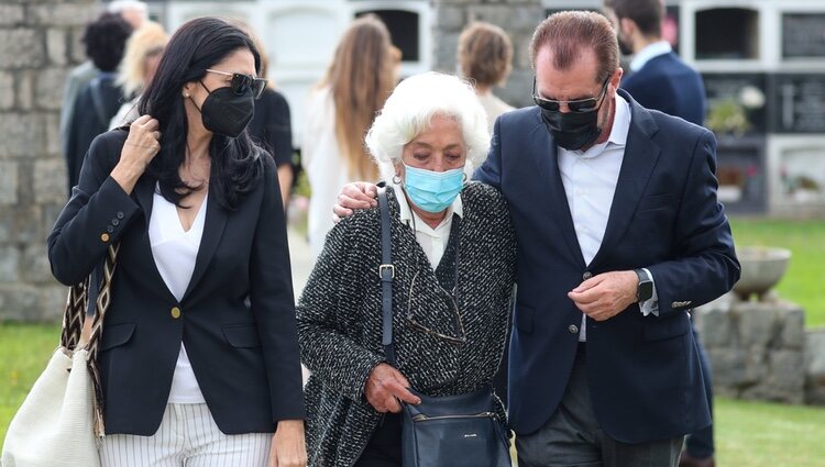 Jesús Ortiz, Ana Togores y Marisol Álvarez del Valle en el funeral de Menchu Álvarez del Valle