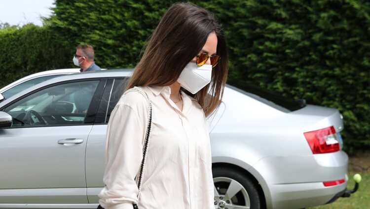 Claudia, hija de Henar Ortiz, en el funeral de Menchu Álvarez del Valle