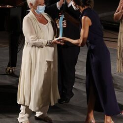 La Reina Letizia entrega un premio a Judi Dench en la clausura del Atlàntida Mallorca Film Fest 2021