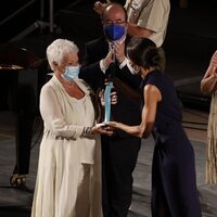 La Reina Letizia entrega un premio a Judi Dench en la clausura del Atlàntida Mallorca Film Fest 2021