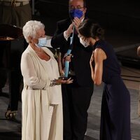 La Reina Letizia tras entregar un premio a Judi Dench en la clausura del Atlàntida Mallorca Film Fest 2021