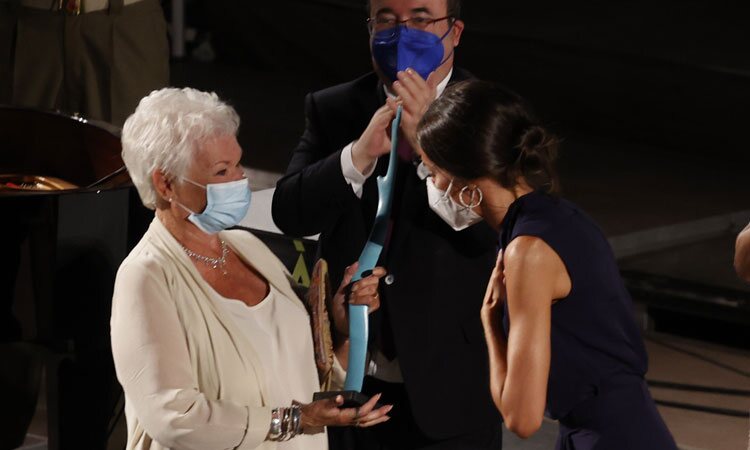 La Reina Letizia tras entregar un premio a Judi Dench en la clausura del Atlàntida Mallorca Film Fest 2021