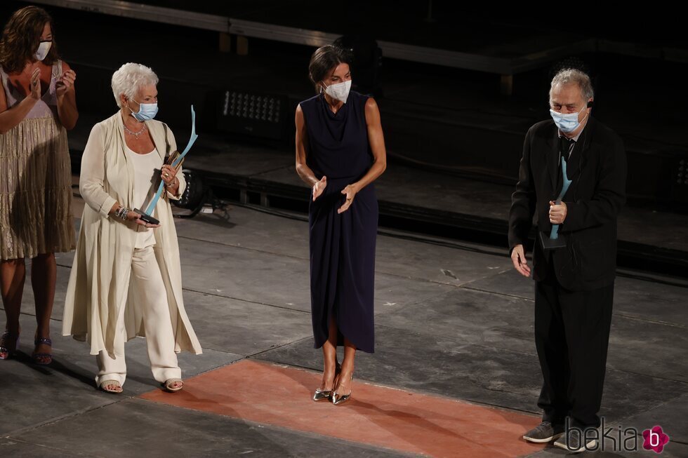 La Reina Letizia con Judi Dench y Stephen Frears en la clausura del Atlàntida Mallorca Film Fest 2021