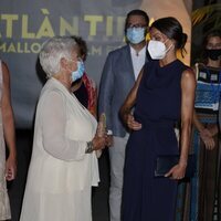 La Reina Letizia y Judi Dench hablando en la clausura del Atlàntida Mallorca Film Fest 2021