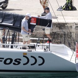 El Rey Felipe a bordo del Aifos antes de la Copa del Rey de Vela 2021