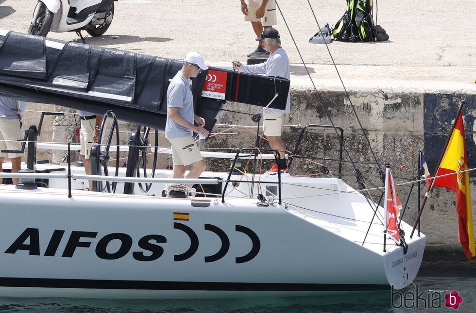 El Rey Felipe a bordo del Aifos antes de la Copa del Rey de Vela 2021