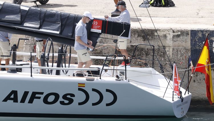 El Rey Felipe a bordo del Aifos antes de la Copa del Rey de Vela 2021