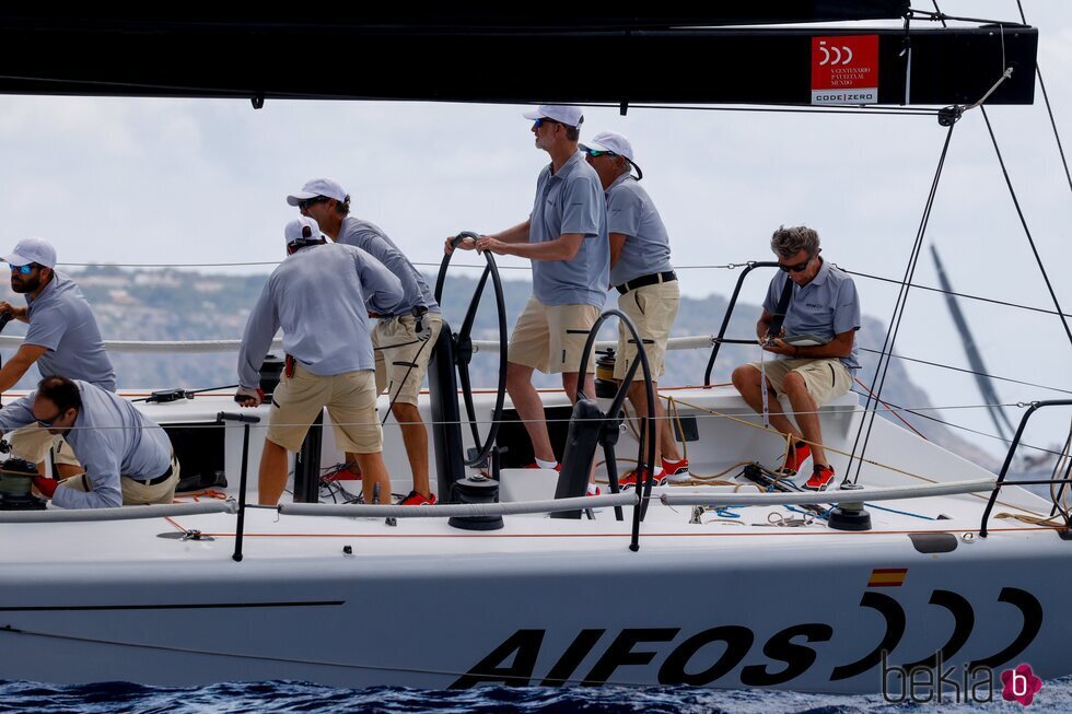 El Rey Felipe patroneando el Aifos en el primer día de regatas de la Copa del Rey de Vela 2021