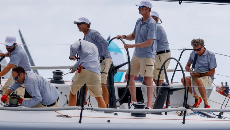 El Rey Felipe patroneando el Aifos en el primer día de regatas de la Copa del Rey de Vela 2021