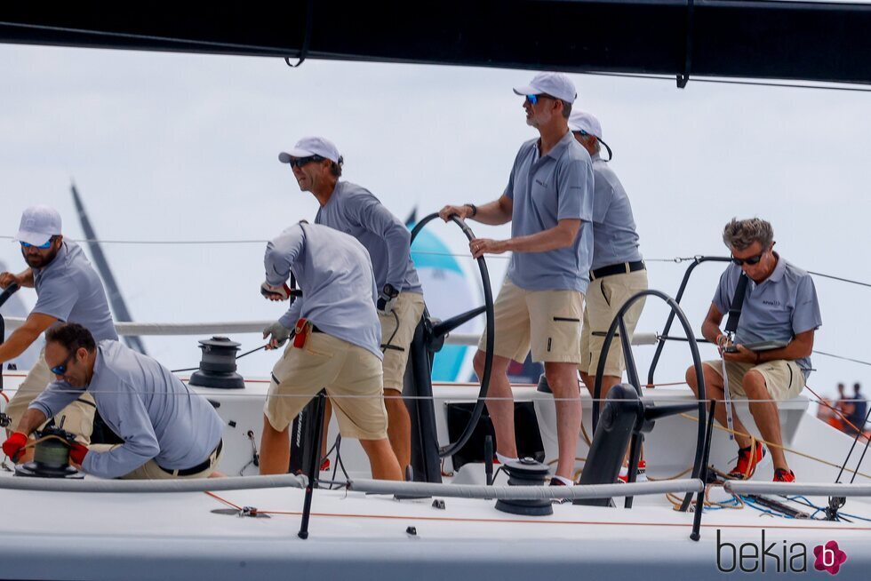 El Rey Felipe llevando el timón del Aifos en el primer día de regatas de la Copa del Rey de Vela 2021