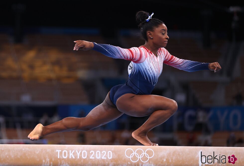 Simone Biles realizando su ejercicio en barra de equilibrio en Tokyo 2020