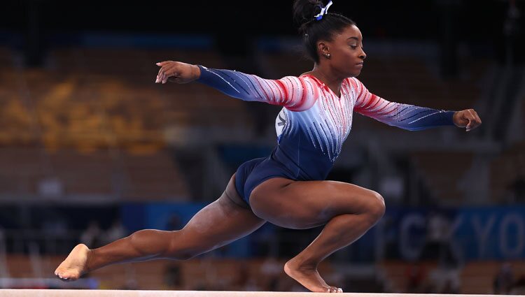 Simone Biles realizando su ejercicio en barra de equilibrio en Tokyo 2020