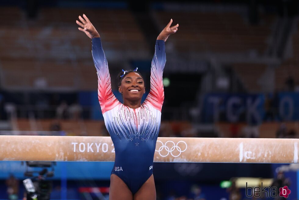 Simone Biles tras realizar su ejercicio en barra de equilibrio en Tokyo 2020