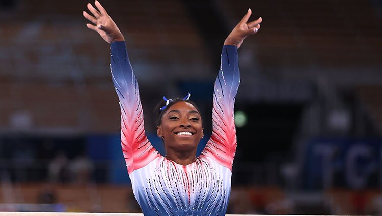 Simone Biles tras realizar su ejercicio en barra de equilibrio en Tokyo 2020