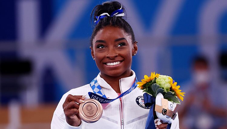 Simone Biles con su medalla de bronce en barra de equilibrio en Tokyo 2020