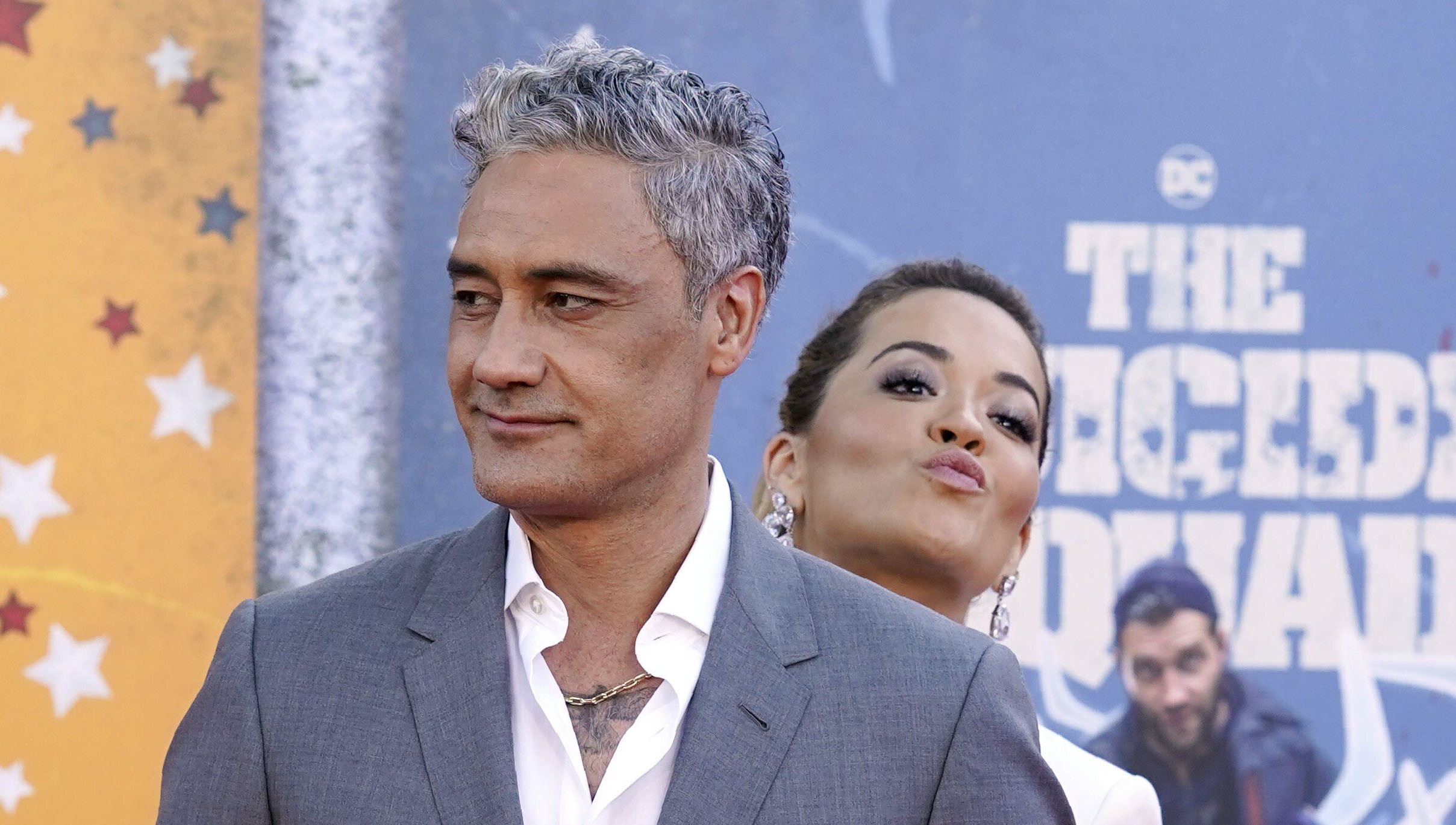 Taika Waititi y Rita Ora en el estreno de 'El Escuadrón Suicida' en Los Angeles