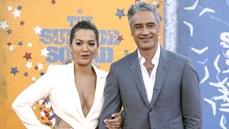 Rita Ora y Taika Waititi en el estreno de 'El Escuadrón Suicida' en Los Angeles