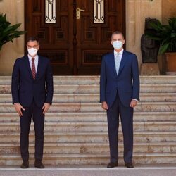 El Rey Felipe y Pedro Sánchez antes de comenzar su despacho en Marivent