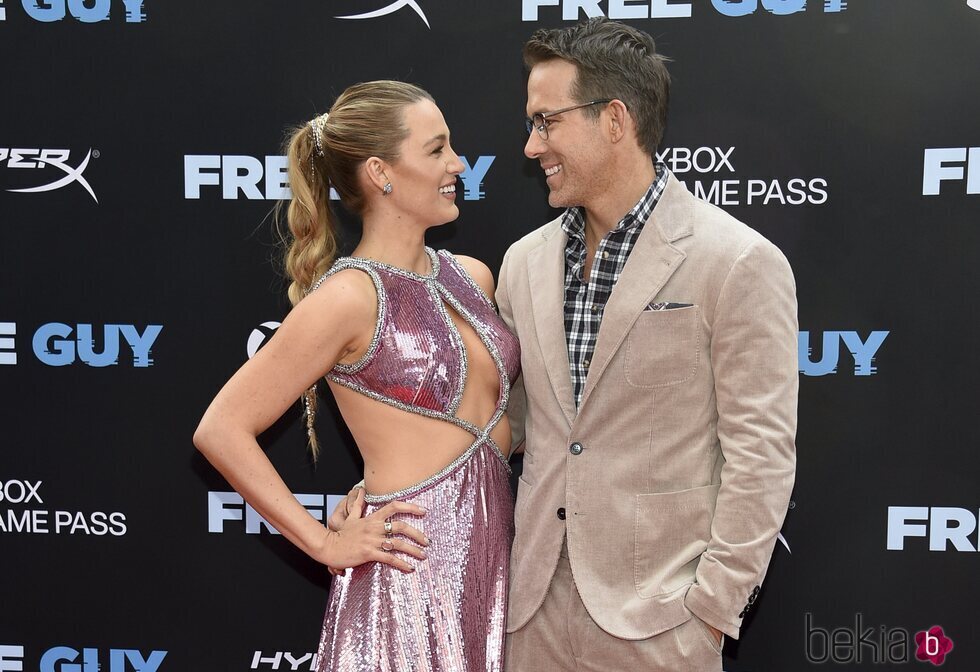 Blake Lively y Ryan Reynolds en la alfombra roja de 'Free Guy'