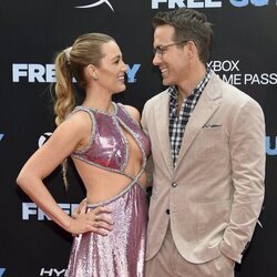 Blake Lively y Ryan Reynolds en la alfombra roja de 'Free Guy'