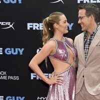 Blake Lively y Ryan Reynolds en la alfombra roja de 'Free Guy'