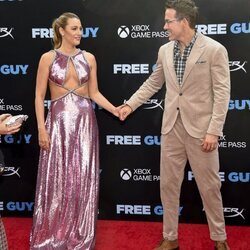 Blake Lively y Ryan Reynolds, entre gestos cómplices en la alfombra roja de 'Free Guy'