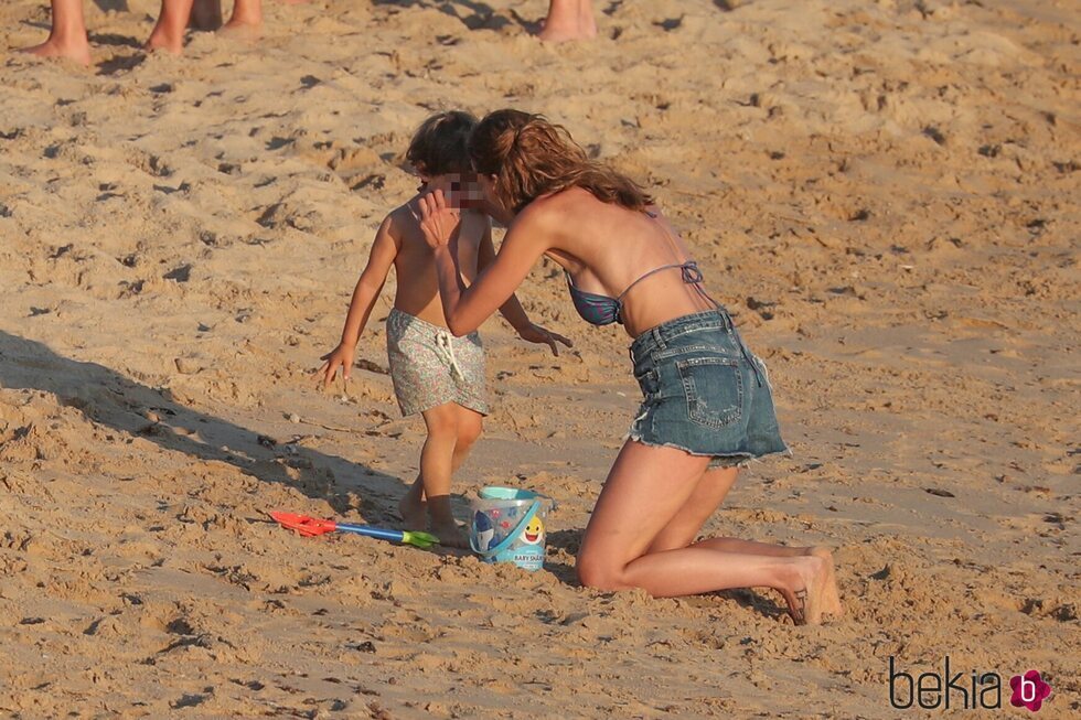 Eva González abrazando a su hijo en las playas de Cádiz