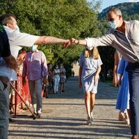 El Rey Felipe choca con los puños con un hombre en la Serra de Tramuntana