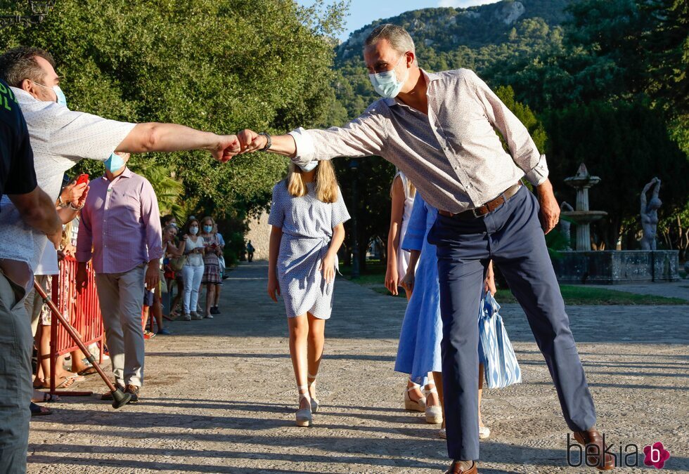 El Rey Felipe choca con los puños con un hombre en la Serra de Tramuntana