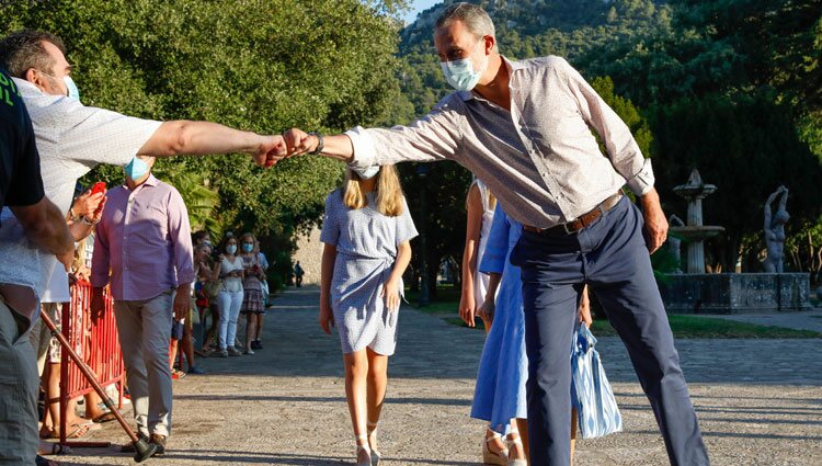 El Rey Felipe choca con los puños con un hombre en la Serra de Tramuntana