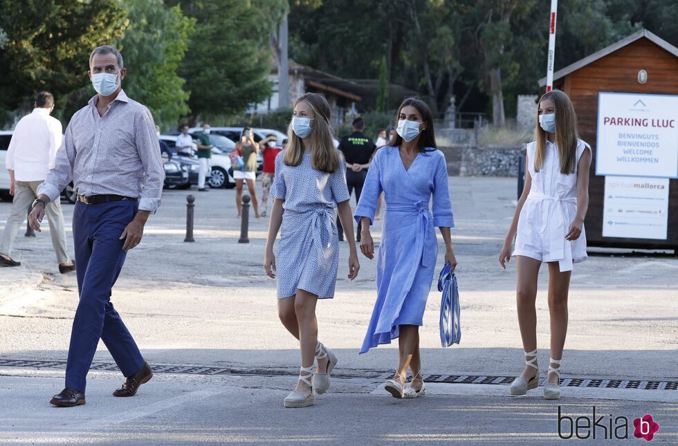 El Rey Felipe, seguido de la Reina Letizia, la Princesa Leonor y la Infanta Sofía en la Serra de Tramuntana