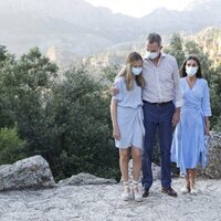 El Rey Felipe, muy cariñoso con la Princesa Leonor en presencia la Reina Letizia y la Infanta Sofía en la Serra de Tramuntana