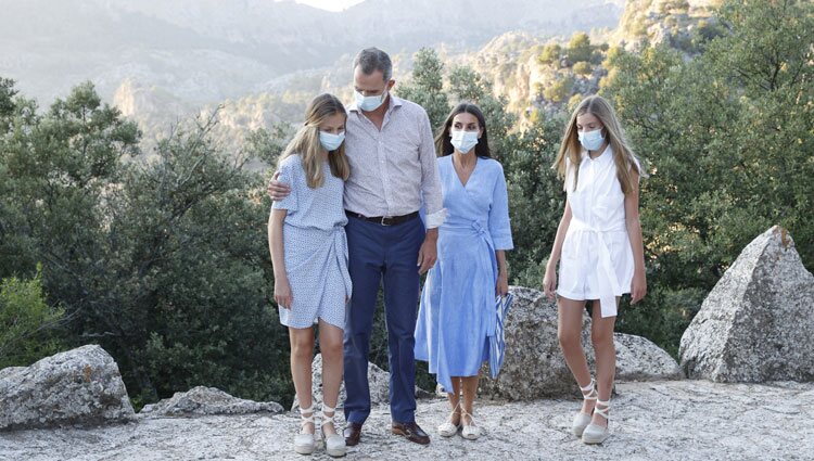 El Rey Felipe, muy cariñoso con la Princesa Leonor en presencia la Reina Letizia y la Infanta Sofía en la Serra de Tramuntana