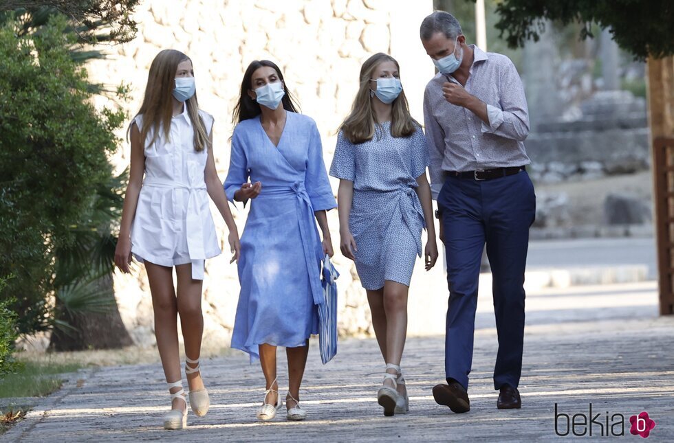 La Princesa Leonor habla con el Rey Felipe en presencia de la Reina Letizia y la Infanta Sofía en la Serra de Tramuntana