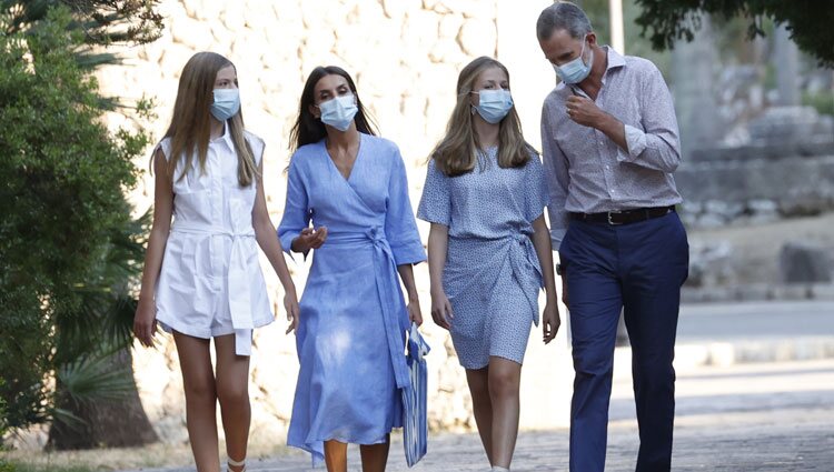 La Princesa Leonor habla con el Rey Felipe en presencia de la Reina Letizia y la Infanta Sofía en la Serra de Tramuntana