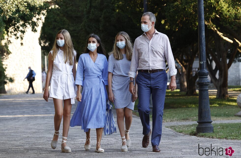 Los Reyes Felipe y Letizia y sus hijas Leonor y Sofía en la Serra de Tramuntana