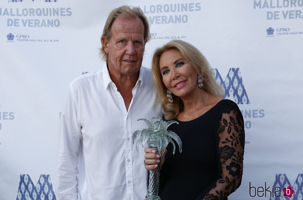 Norma Duval con Matthias Kühn tras recibir el premio Mallorquina del Verano 2021