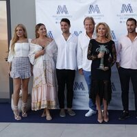 Norma Duval con toda su familia tras recibir el premio Mallorquina del Verano 2021