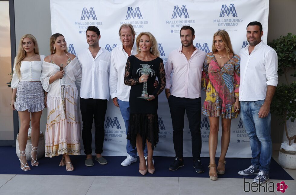 Norma Duval con toda su familia tras recibir el premio Mallorquina del Verano 2021