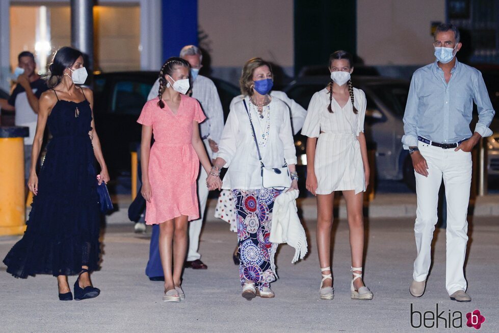 Los Reyes Felipe y Letizia, la Princesa Leonor, la Infanta Sofía y la Reina Sofía dando un paseo por Palma en sus vacaciones de verano 2021