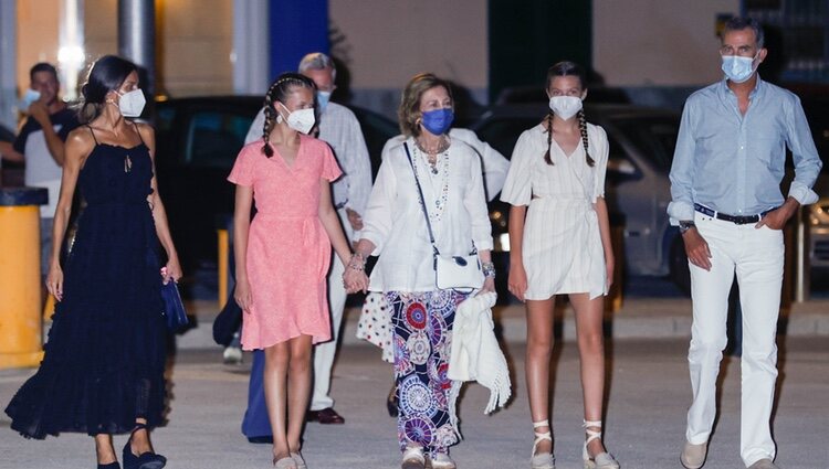 Los Reyes Felipe y Letizia, la Princesa Leonor, la Infanta Sofía y la Reina Sofía dando un paseo por Palma en sus vacaciones de verano 2021