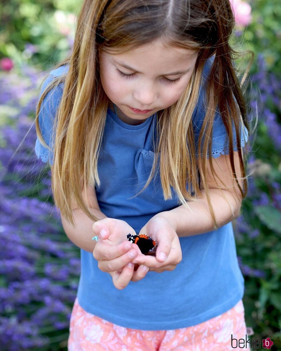 La Princesa Carlota contemplando una mariposa