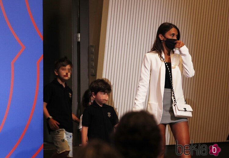 Antonella Roccuzzo y sus hijos en la despedida de Leo Messi del Barça