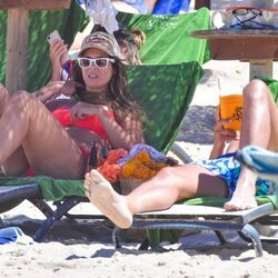 Nuria Roca y Juan del Val tomando el sol en Cádiz