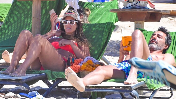 Nuria Roca y Juan del Val tomando el sol en Cádiz