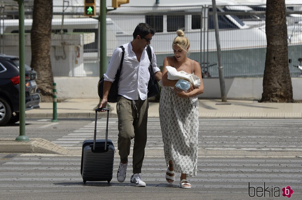 Hugo Sierra e Ivana Icardi, con su hija Giorgia tras su nacimiento